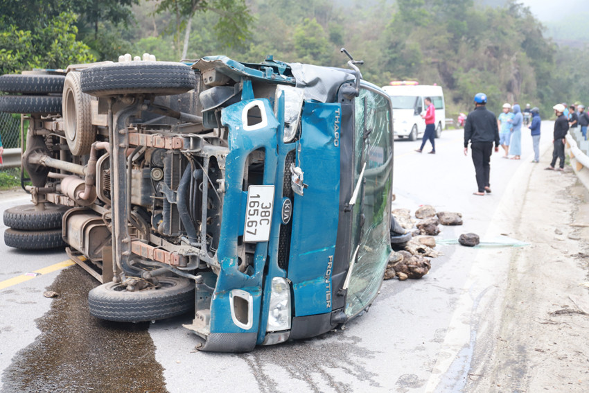 Xe tải lật ngang giữa đường sau tai nạn.