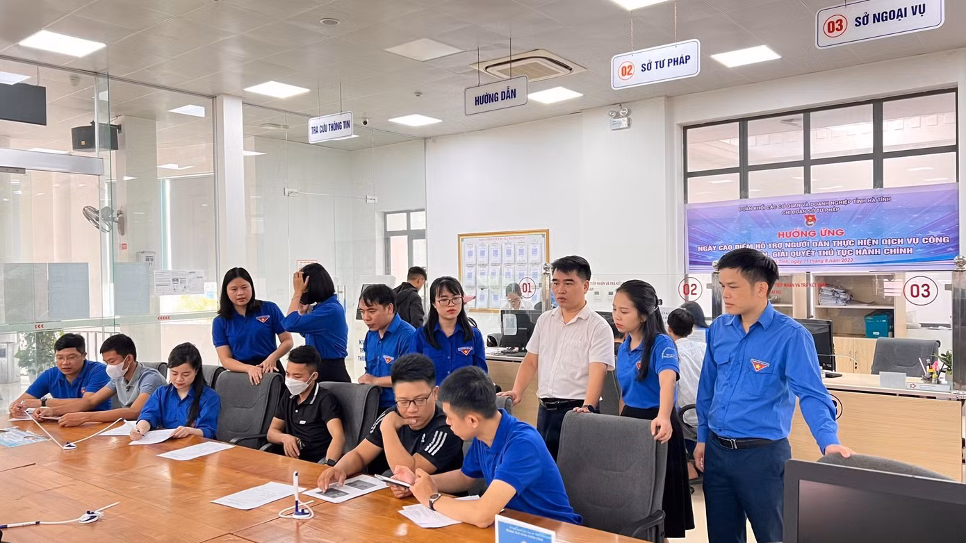 Tổ chức "Ngày hội chuyển đổi số", tổ chức 416 đội hình lưu động hướng dẫn, hỗ trợ tại cơ quan, đơn vị, doanh nghiệp, tại nhà người dân.