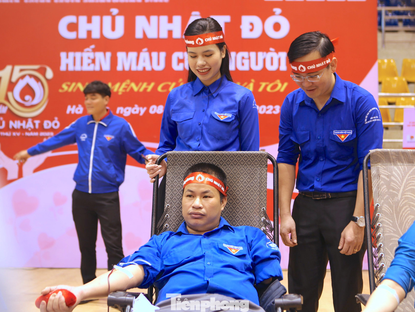 Trong hàng trăm người cùng tham gia hiến máu lần này, anh Cao Đức Trâm (SN 1982, trú thôn Tiến Thọ, xã Yên Hồ, huyện Đức Thọ, Hà Tĩnh) là nhân vật được xem là đặc biệt nhất khi dù khuyết một cánh tay nhưng đã có 36 lần hiến máu tình nguyện. “Mỗi lần đi hiến máu về tôi cảm thấy rất vui vì những giọt máu của mình đã cứu sống được một sinh mệnh. Tôi cố gắng khi mình còn có sức khoẻ sẽ tiếp tục làm được những việc có ích cho xã hội…”, anh Trâm chia sẻ.