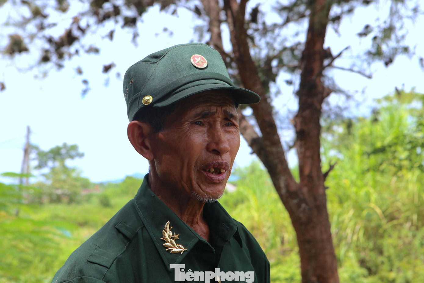 “53 chiến sỹ đã ngã xuống tại đây, một số vẫn chưa tìm thấy thi hài. Năm 2003, hàng trăm người gồm dân quân tự vệ, cùng người dân địa phương phối hợp khoanh vùng, chia thành từng tốp lật từng tấc đất để tìm kiếm nhưng quy tập được 27 phần hài cốt liệt sỹ", ông Thuận kể. Những người dân tại đây cho biết, cầu Nhe được Pháp xây dựng theo kiến trúc cầu vòm, gồm 3 nhịp, dài khoảng 10m, bắc qua sông Nhe. Sau trận thả bom vào 54 năm trước, giờ chỉ còn lại một phần cầu nằm giữa dòng sông, cạnh đó còn nhiều hố bom.