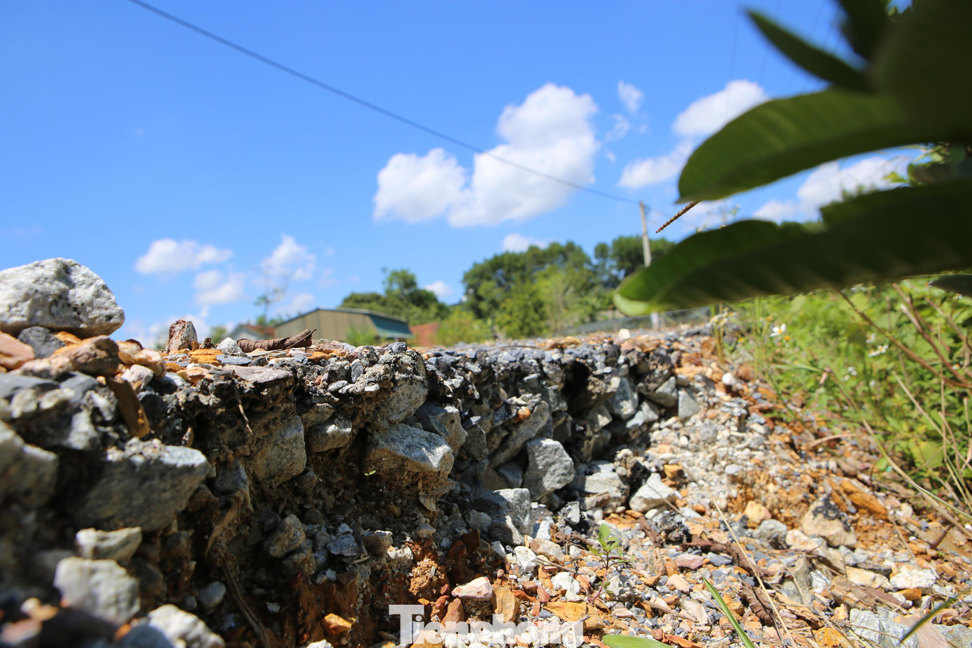 Một số đoạn đường vừa đưa vào sử dụng đã xuất hiện tình trạng xói lở phần lề đường.