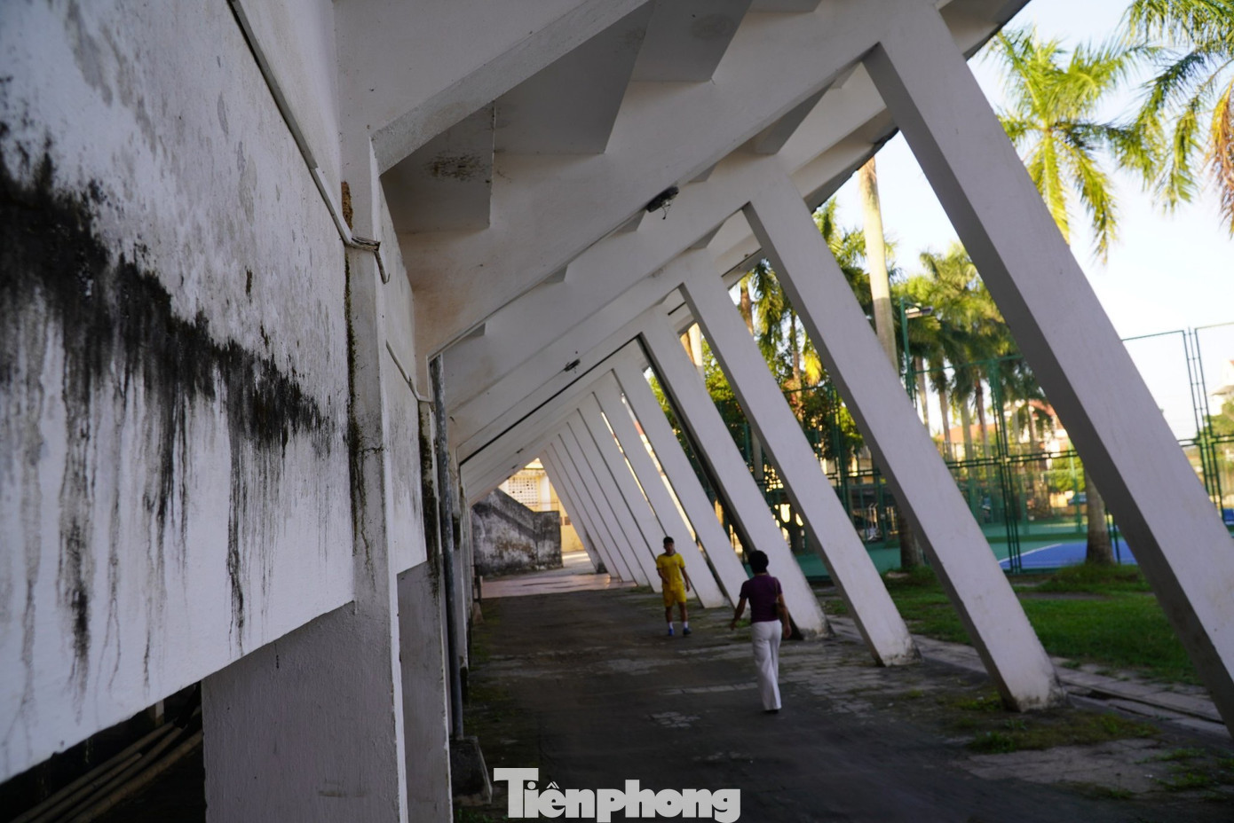 Theo đại diện Trung tâm Huấn luyện và Thi đấu thể dục - thể thao tỉnh Hà Tĩnh, việc cơ sở vật chất xuống cấp, thiếu trang thiết bị đã gây ảnh hưởng rất lớn đến sinh hoạt, tập luyện của hơn 300 vận động viên.