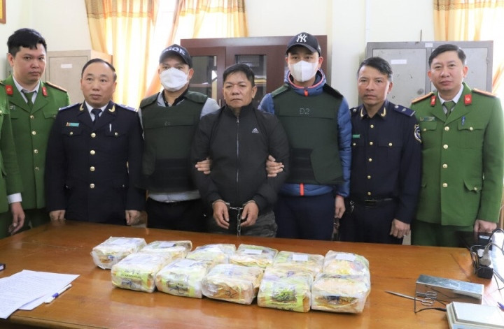 Đối tượng Phạm Văn Cường cùng tang vật là 11 kg ma túy tại cơ quan công an. Ảnh: Công an tỉnh Hà Tĩnh