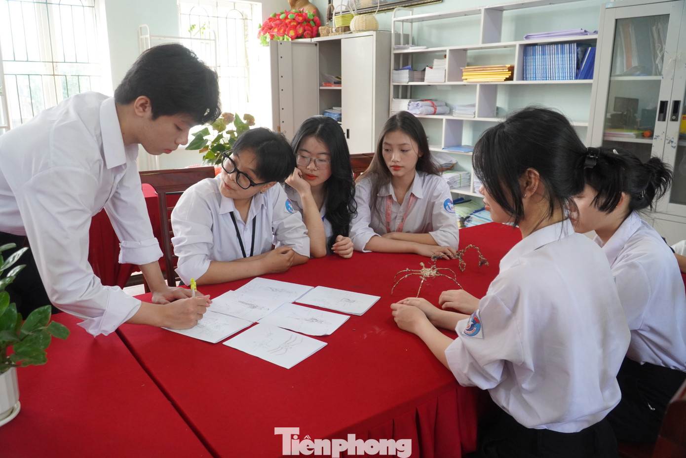 “Những mảnh vải cũ được tái chế thành các trang phục thời trang nhằm giảm đi lượng rác thải gây hại cho môi trường. Đây là bộ sưu tập lần thứ 2 mà nhóm lên ý tưởng và thực hiện. Bản thân em cũng rất vui khi sản phẩm ra mắt có nhiều người ủng hộ và bày tỏ sự thích thú”, em Nguyên chia sẻ.