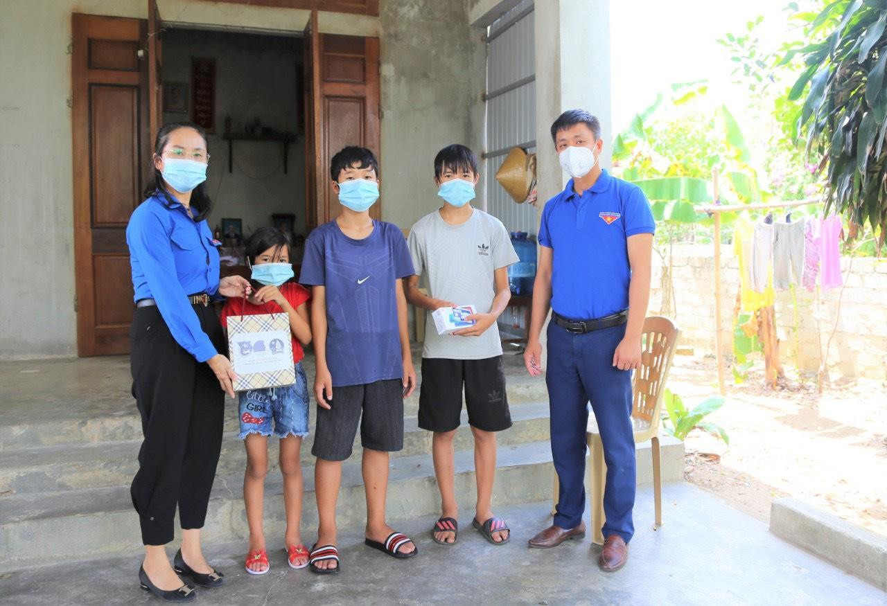 Nhận thấy nhiều em học sinh trên địa bàn huyện còn khó khăn, gia đình không đủ điều kiện để mua điện thoại để hỗ trợ các em trong học trực tuyến. Vì thế, Huyện đoàn Thạch Hà đã huy động nguồn lực, mua 16 máy smartphone, 16 sim mạng 4G tốc độ cao hỗ trợ các em học trực tuyến. Mỗi suất quà trị giá 2,5 triệu đồng. Nhận thấy nhiều em học sinh trên địa bàn huyện còn khó khăn, gia đình không đủ điều kiện để mua điện thoại để hỗ trợ các em trong học trực tuyến. Vì thế, Huyện đoàn Thạch Hà đã huy động nguồn lực, mua 16 máy smartphone, 16 sim mạng 4G tốc độ cao hỗ trợ các em học trực tuyến. Mỗi suất quà trị giá 2,5 triệu đồng.