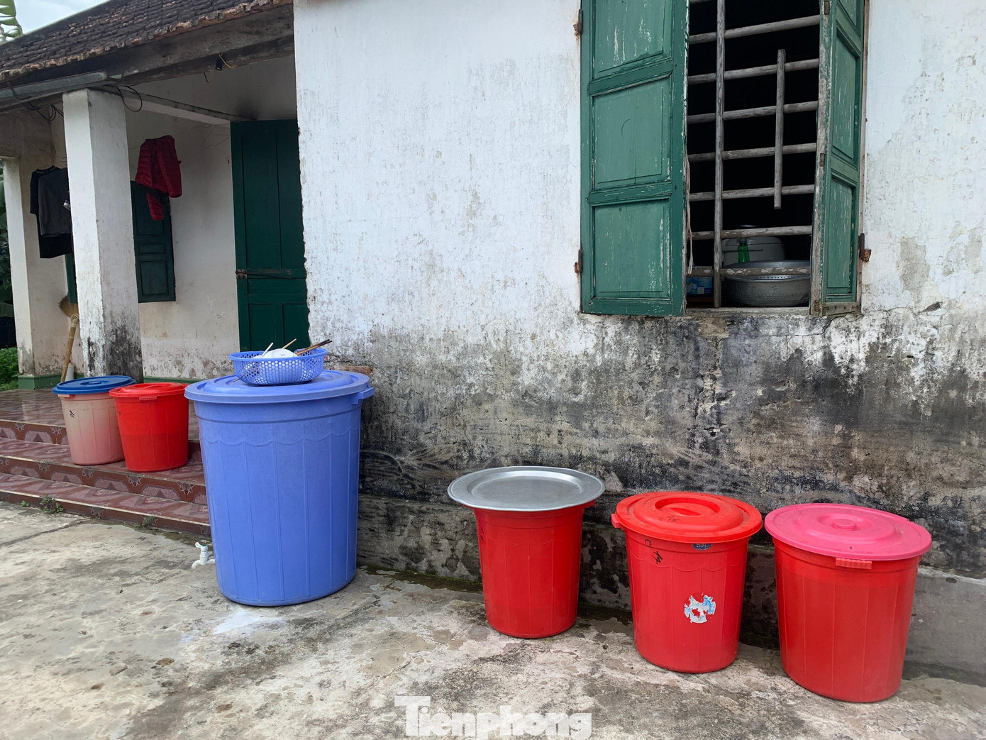 Những chiếc thùng nhựa được người dân tận dụng để hứng nước mưa.