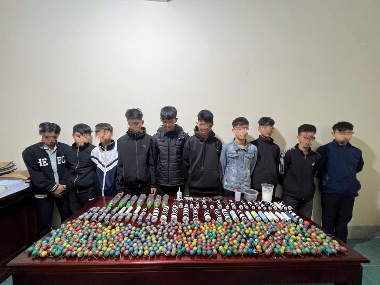 Nhóm học sinh chế 800 quả pháo nổ.