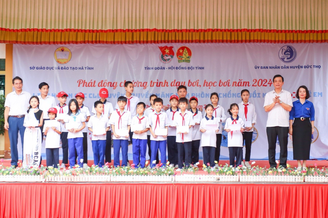 Những suất quà giá trị 15 triệu đồng cho học sinh có hoàn cảnh khó khăn trên địa bàn huyện Đức Thọ.