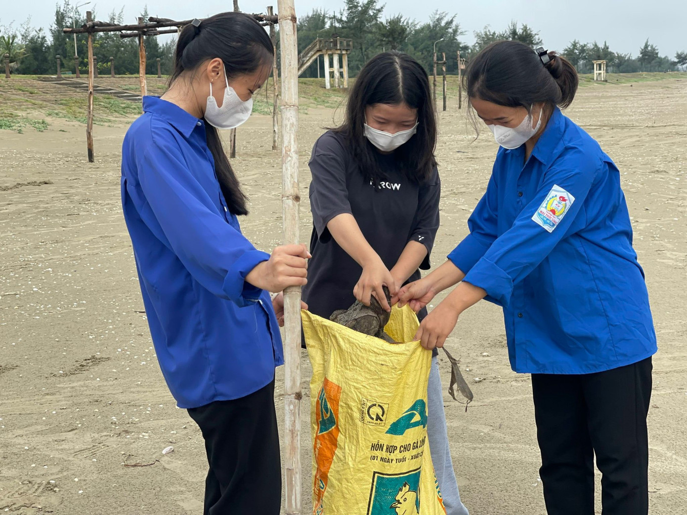Trong ngày hôm nay, tuổi trẻ Hà Tĩnh đã ra quân dọn vệ sinh môi trường gần 7km đường bờ biển.