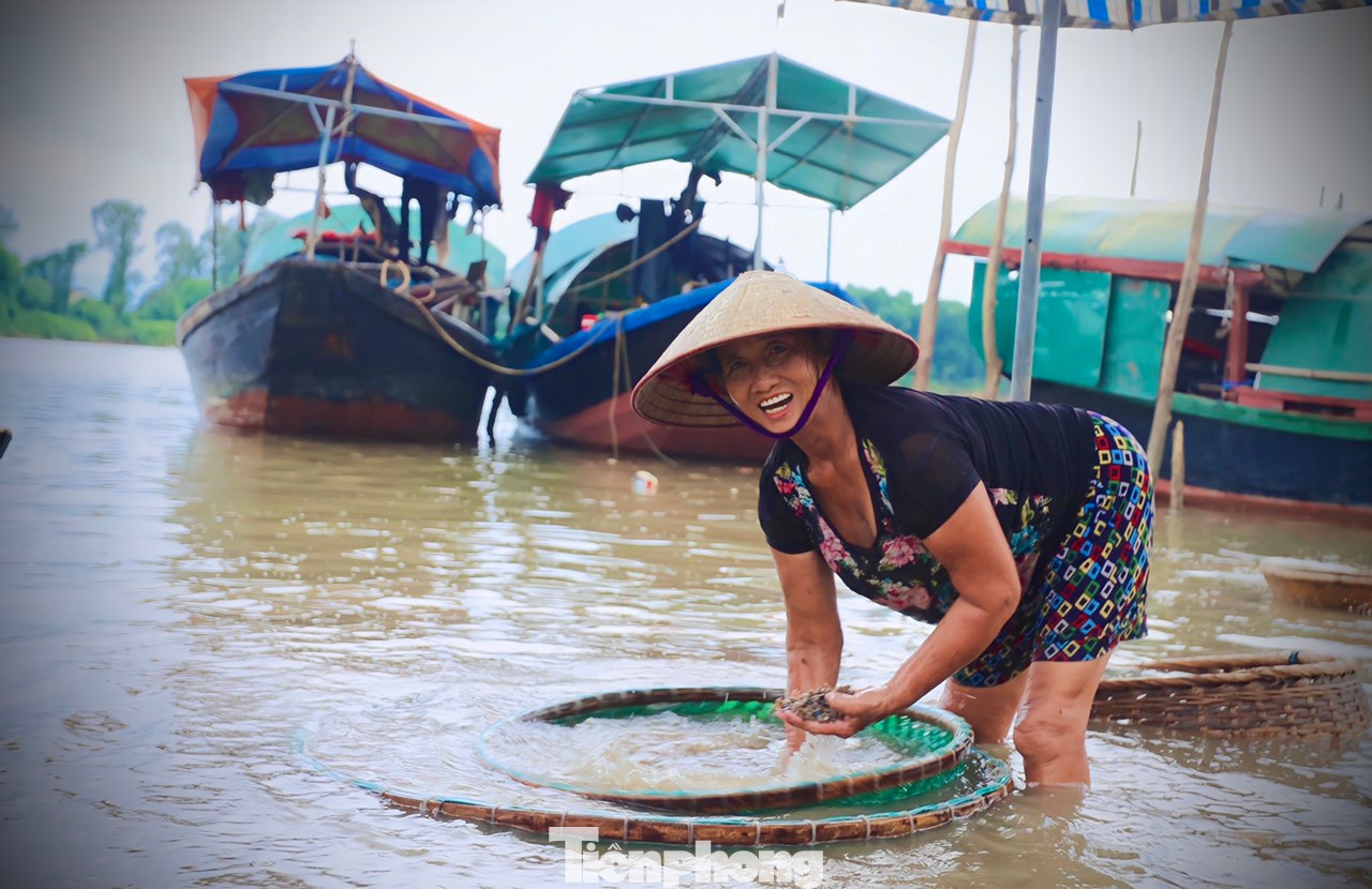 Bà Nguyễn Thị Thi (65 tuổi, trú ở xã Trường Sơn) theo nghề đãi hến từ nhỏ, đến nay đã có hơn 50 năm làm nghề. Khi hến đang trộn lẫn cát, đá, bùn được đưa về bến, bà Thi dùng những chiếc rổ lớn đựng để bắt đầu đãi. Bà Nguyễn Thị Thi (65 tuổi, trú ở xã Trường Sơn) theo nghề đãi hến từ nhỏ, đến nay đã có hơn 50 năm làm nghề. Khi hến đang trộn lẫn cát, đá, bùn được đưa về bến, bà Thi dùng những chiếc rổ lớn đựng để bắt đầu đãi.