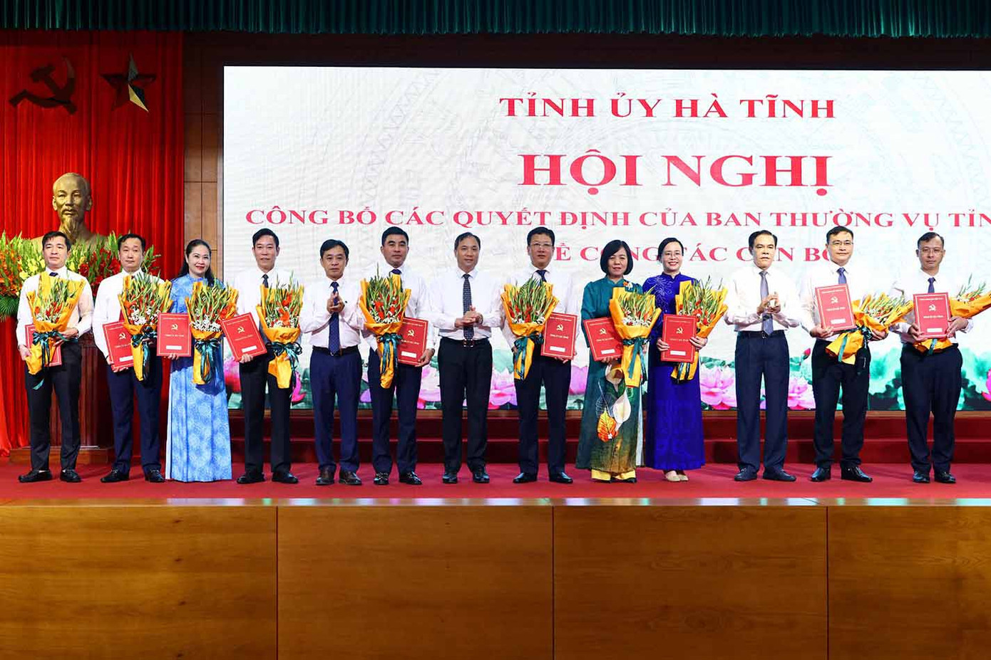 Trao quyết định điều động, luân chuyển, bổ nhiệm. Ảnh: Hà Tiến Trao quyết định điều động, luân chuyển, bổ nhiệm. Ảnh: Hà Tiến