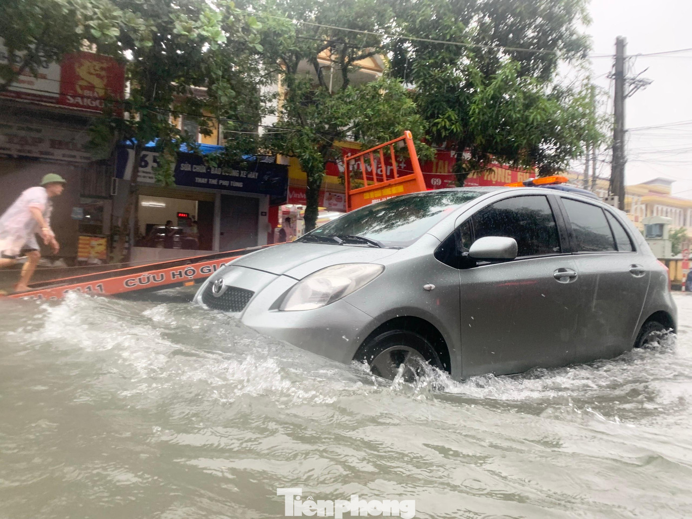 Trên đường Hải Thượng Lãn Ông nước ngập sâu quá nửa bánh xe, nặng nhất tại đoạn gần khu vực Bệnh viện Đa khoa tỉnh Hà Tĩnh.
