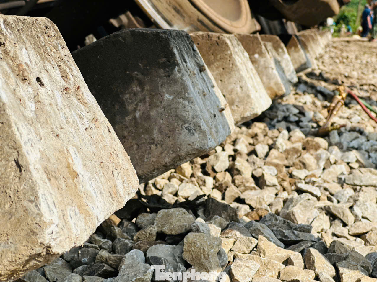 Vụ tai nạn cũng khiến người lái tàu hỏa bị thương nhẹ, giao thông đường sắt Bắc - Nam bị tê liệt. Theo người dân tại hiện trường, thời điểm xảy ra sự việc xe tải di chuyển qua đường ngang dân sinh và gặp phải sự cố. Đúng lúc này tàu hoả chạy tới, tài xế xe tải nhanh chóng mở cửa chạy thoát ra ngoài. Vụ tai nạn cũng khiến người lái tàu hỏa bị thương nhẹ, giao thông đường sắt Bắc - Nam bị tê liệt. Theo người dân tại hiện trường, thời điểm xảy ra sự việc xe tải di chuyển qua đường ngang dân sinh và gặp phải sự cố. Đúng lúc này tàu hoả chạy tới, tài xế xe tải nhanh chóng mở cửa chạy thoát ra ngoài.