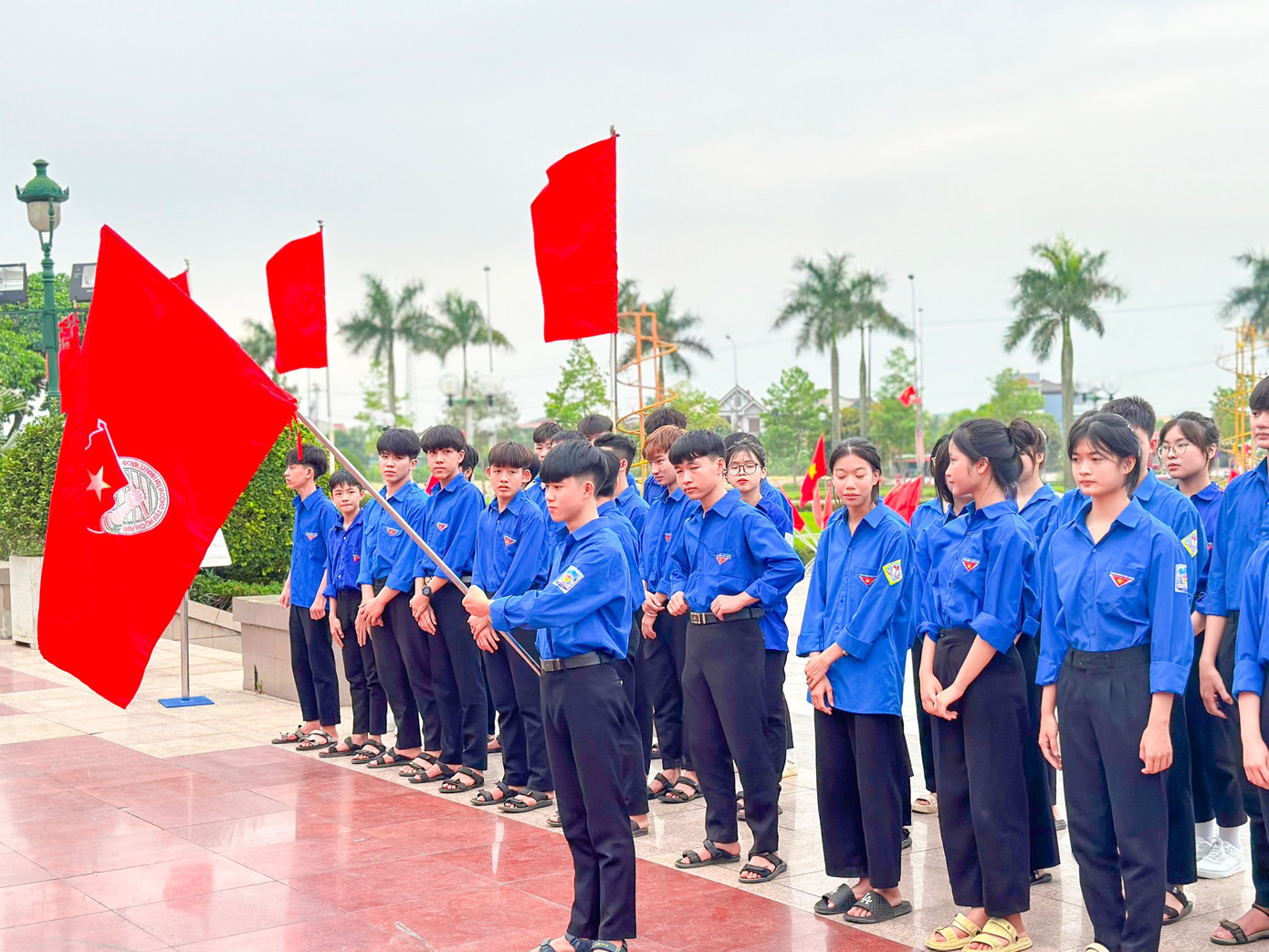 Ngoài ra tổ chức cuộc thi rung chuông vàng tìm hiểu về Tổng Bí thư Trần Phú và Chiến thắng Điện Biên Phủ với 88 đoàn viên thanh niên tham gia.