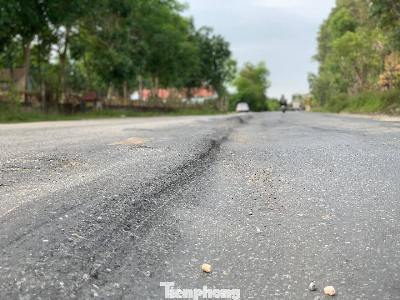 Được biết, quốc lộ 15 đi qua các huyện Hương Khê, Can Lộc, Thạch Hà, Đức Thọ của Hà Tĩnh với tổng chiều dài 90km, trong đó có gần 8km trùng với quốc lộ 8 và 10km trùng đường Hồ Chí Minh. Tuyến đường này do Sở GTVT quản lý, Công ty CP Quản lý và Xây dựng công trình giao thông Hà Tĩnh là đơn vị duy tu, sửa chữa tuyến đường.