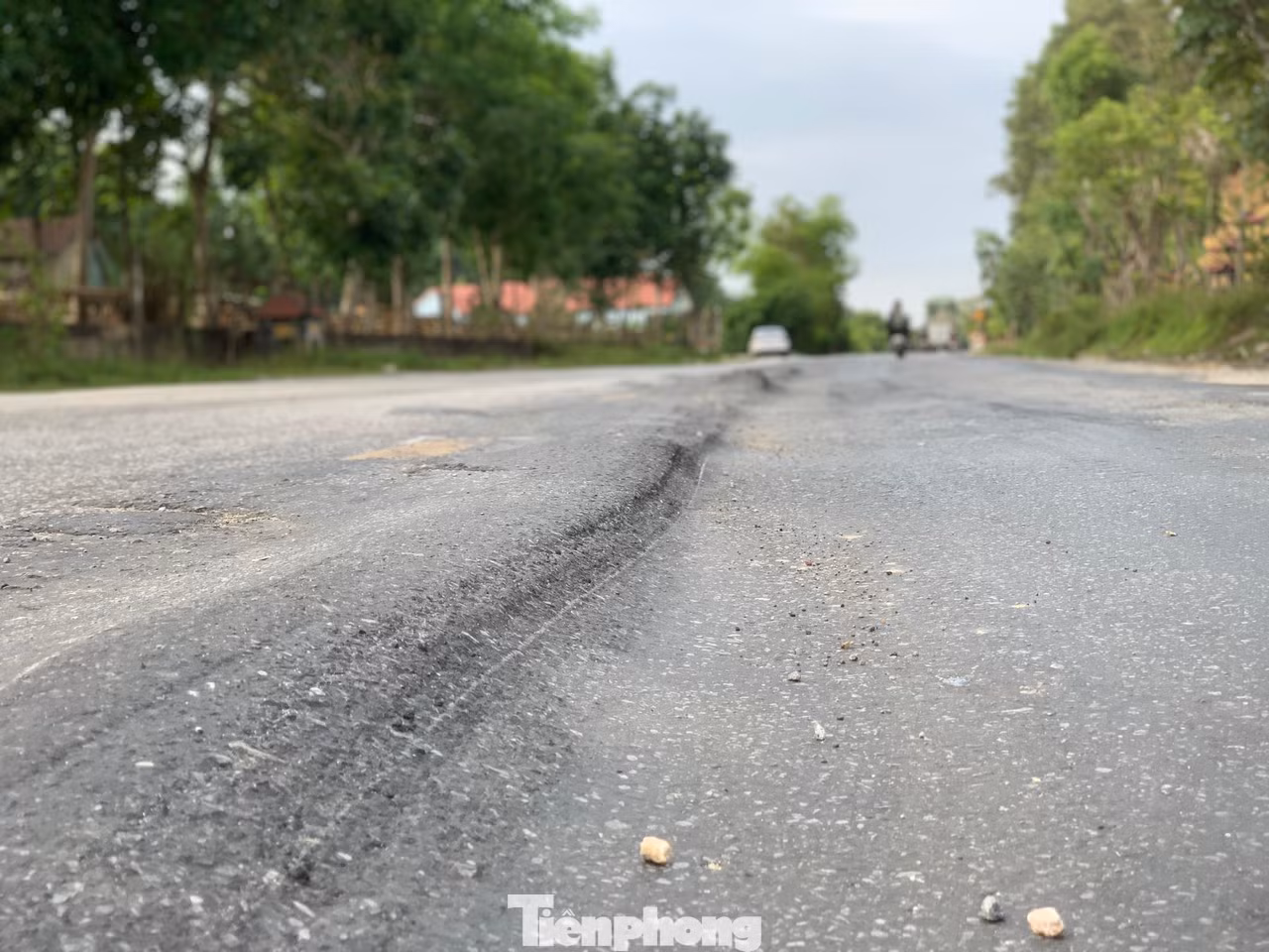Được biết, quốc lộ 15 đi qua các huyện Hương Khê, Can Lộc, Thạch Hà, Đức Thọ của Hà Tĩnh với tổng chiều dài 90km, trong đó có gần 8km trùng với quốc lộ 8 và 10km trùng đường Hồ Chí Minh. Tuyến đường này do Sở GTVT quản lý, Công ty CP Quản lý và Xây dựng công trình giao thông Hà Tĩnh là đơn vị duy tu, sửa chữa tuyến đường.