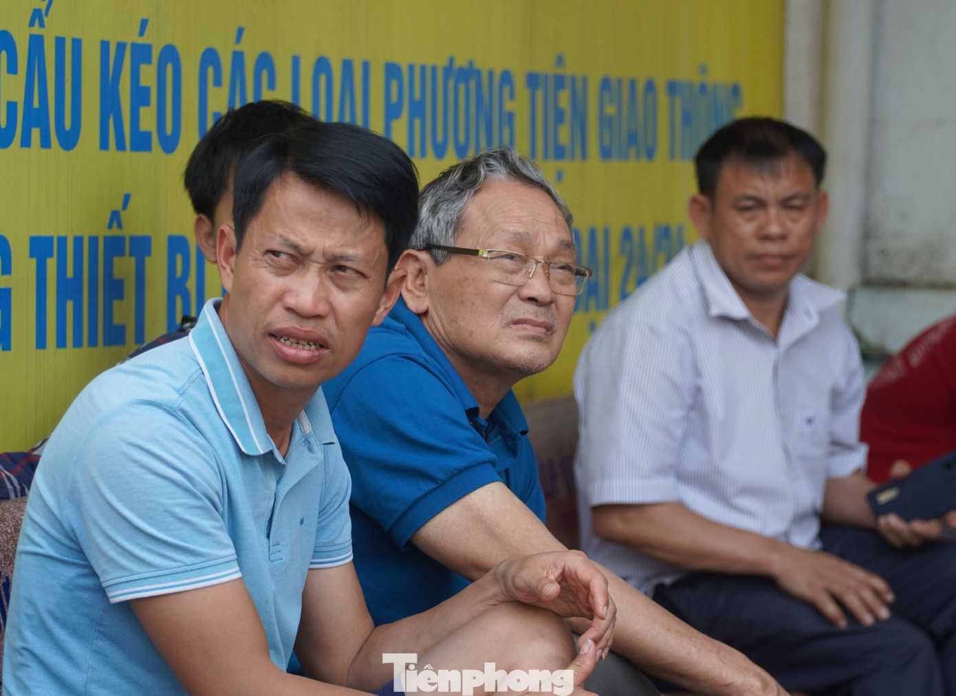 Cũng không ít người tỏ ra mệt mỏi, chán nản khi mất quá nhiều thời gian cho việc đi kiểm định lại phương tiện. Trong ảnh các tài xế chờ đợi tới lượt kiểm tra xe.