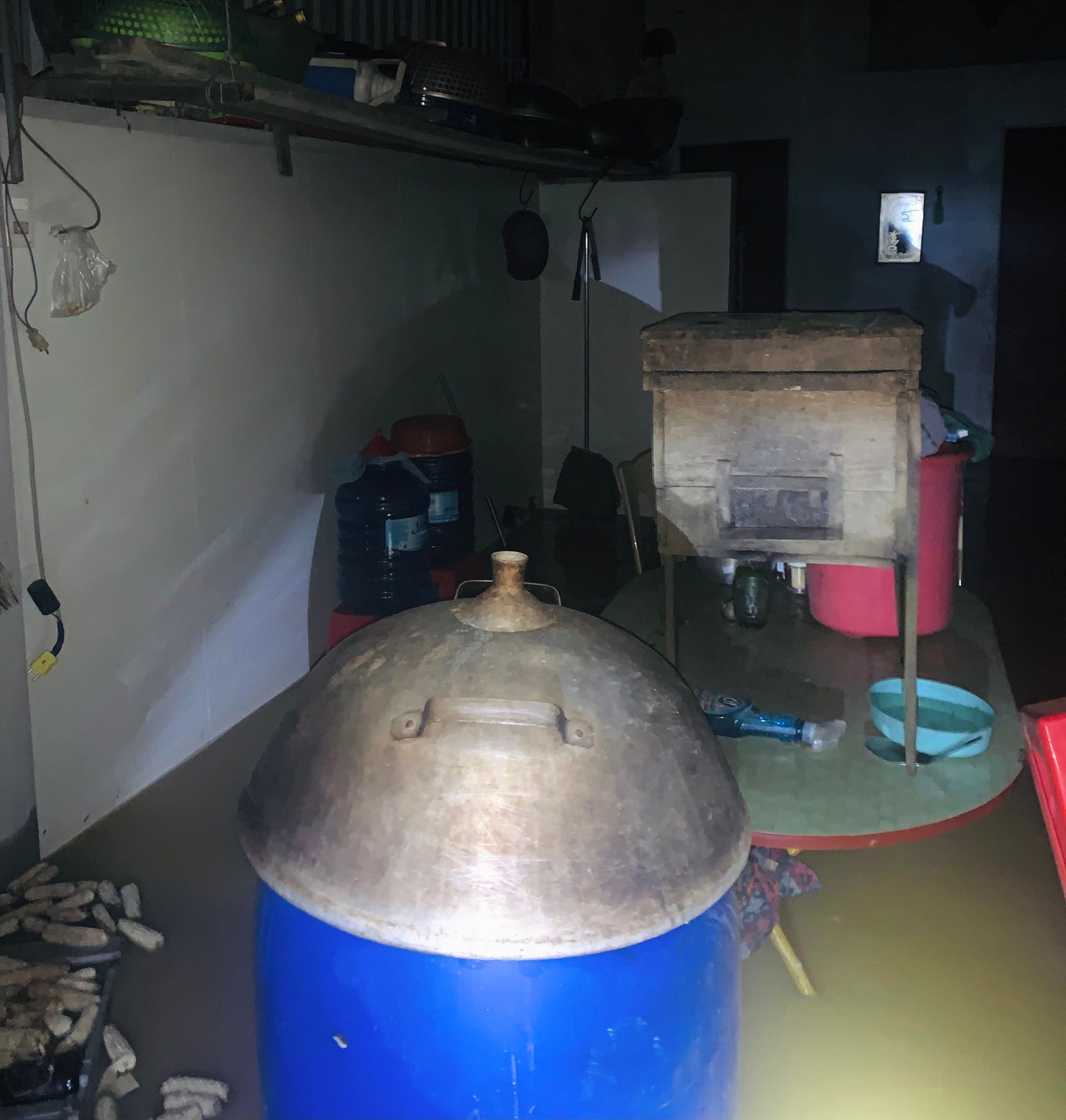 Gia đình anh Tài thu dọn tài sản "chạy lũ" trong đêm.