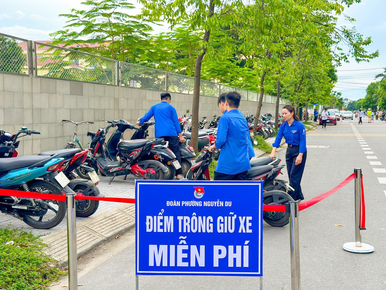 Tại các điểm đã bố trí các điểm giữ đồ, giữ xe miễn phí; sắp xếp phương tiện, hỗ trợ thí sinh di chuyển, phân luồng giao thông; phát nước uống miễn phí; bố trí các chuyến “xe ôm miễn phí” đưa đón các thí sinh ở xa, các thí sinh có hoàn cảnh khó khăn; hỗ trợ các hợp thí sinh quên mang giấy tờ, muộn giờ…