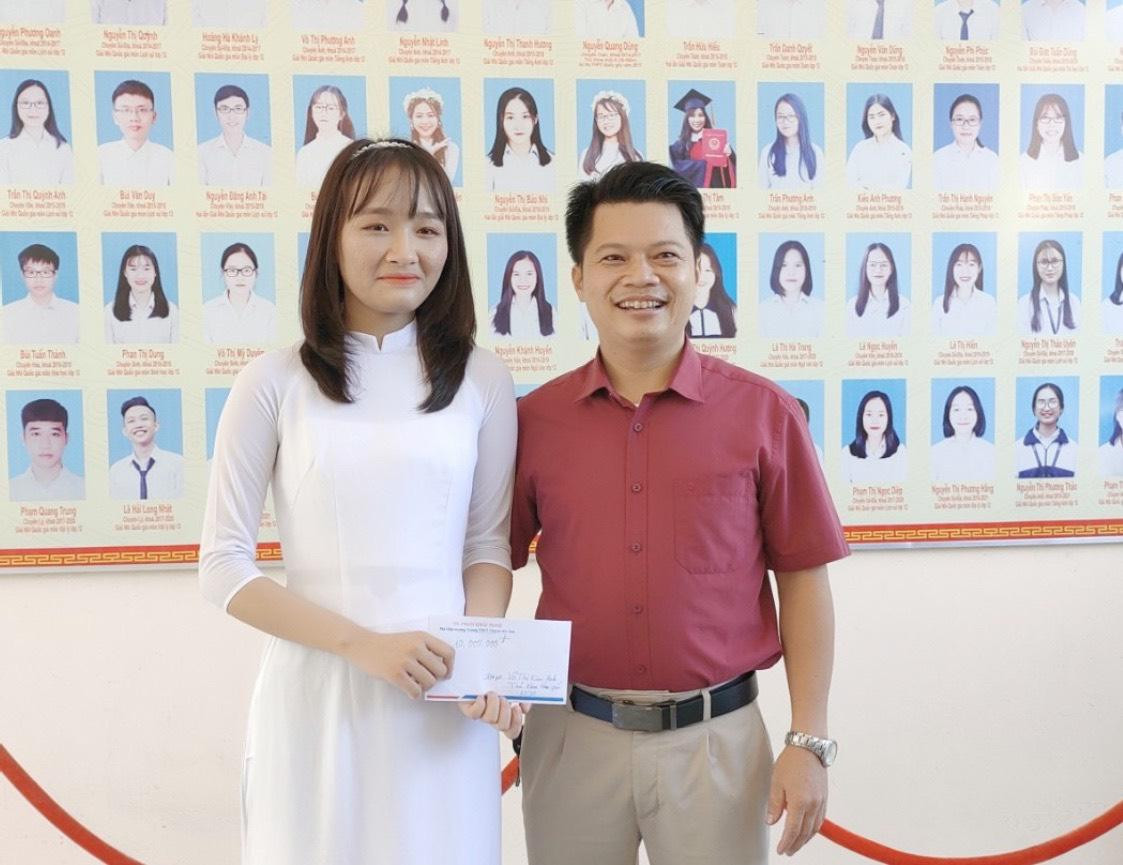 Lãnh đạo trường THPT Chuyên Hà Tĩnh tặng quà chúc mừng nữ sinh đạt 3 môn điểm 10. Lãnh đạo trường THPT Chuyên Hà Tĩnh tặng quà chúc mừng nữ sinh đạt 3 môn điểm 10.