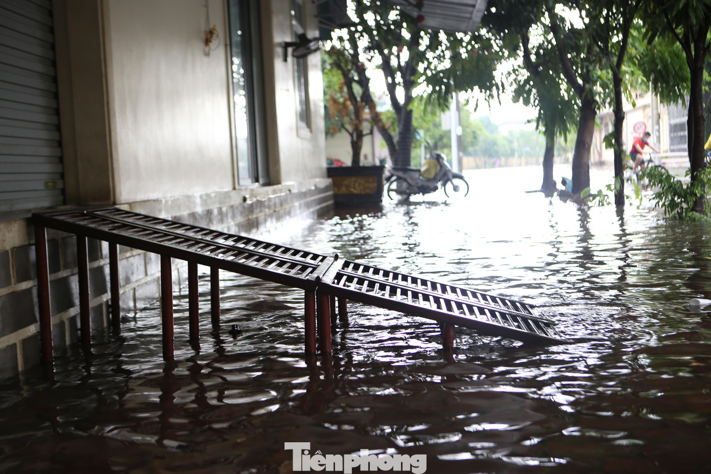 Những hộ dân sống cạnh đường Nguyễn Du nước ngập vào hành lang nhà.