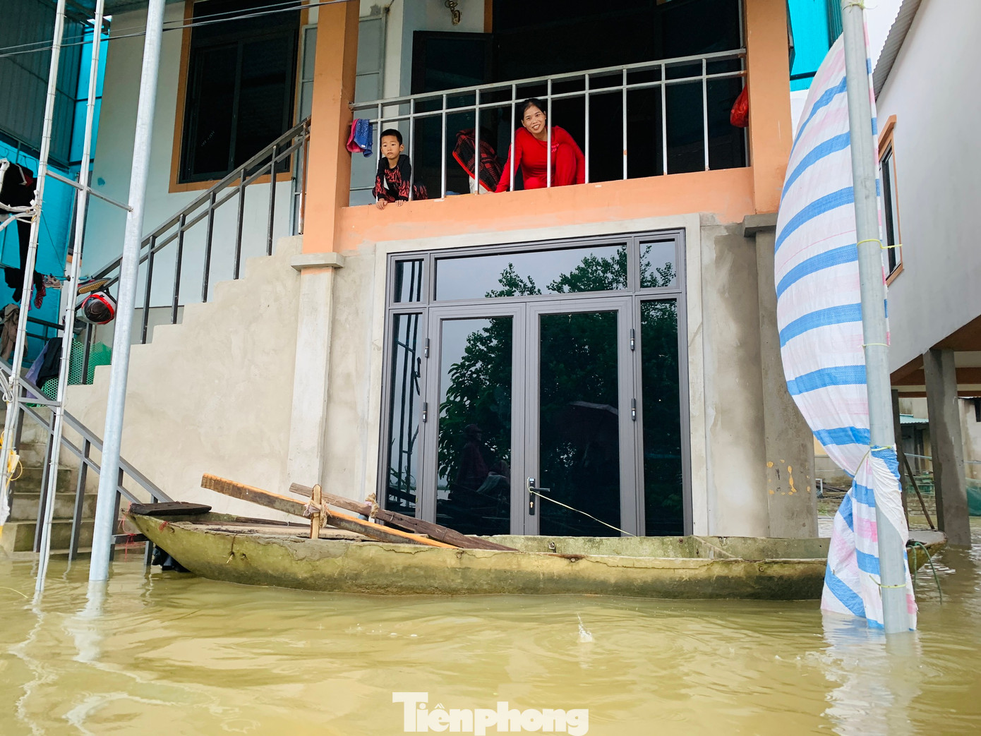 24 hộ dân này trước đây không có đất, nhà để ở. Cuộc sống của họ chỉ lênh đênh trên những con thuyền, mưu sinh bằng nghề vạn chài. Mỗi mùa mưa lũ đến, họ luôn sống trong cảnh bất an vì không có nơi trú ngụ an toàn.