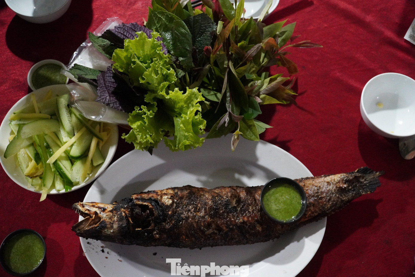Cá được ăn kèm với nước chấm được làm từ nhiều loại gia vị khác nhau cùng các loại rau cải tập tàng, cải xanh, xà lách, lá nghệ và những loại lá đặc trưng của núi rừng như lá chút mút, lá móc...