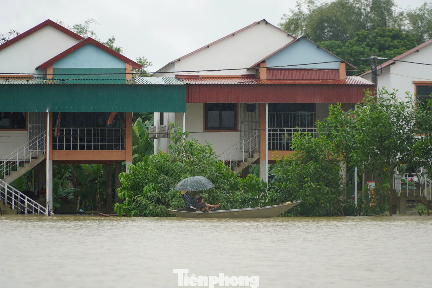 Khi nước lũ dâng cao trên 1 m, người dân di chuyển lên tầng 2 để ở. Vì mưa ngập đường, nhiều người dùng thuyền để di chuyển ra bên ngoài để mua thực phẩm dự trữ.