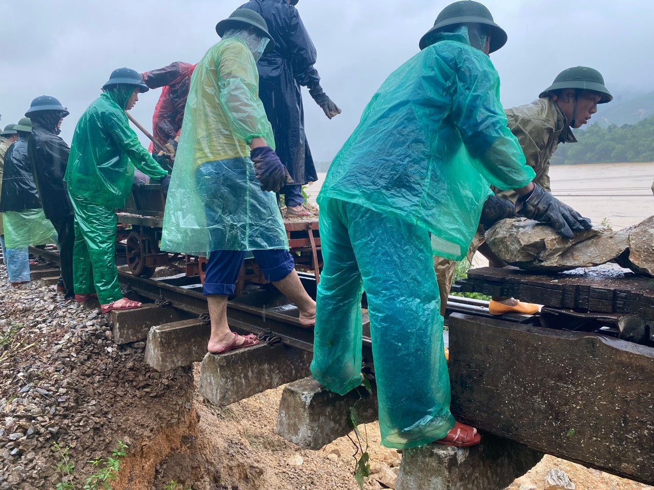 Lực lượng làm việc cả ngày lẫn đêm. Lực lượng làm việc cả ngày lẫn đêm.