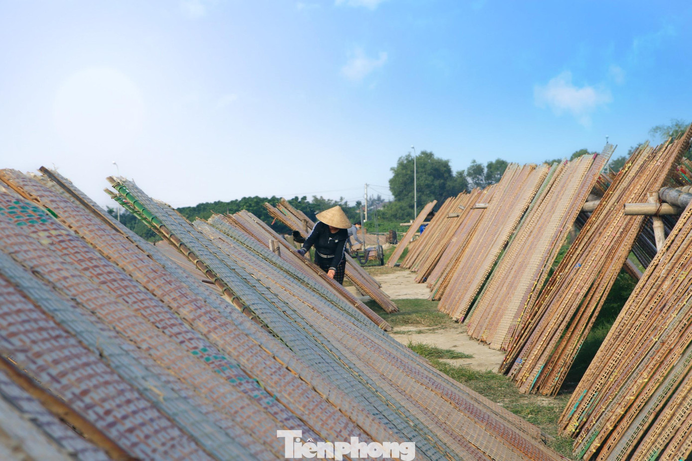 Theo người dân, để bánh được dai, ngon thì đòi hỏi phải có kỹ thuật trong việc ngâm gạo và phơi.