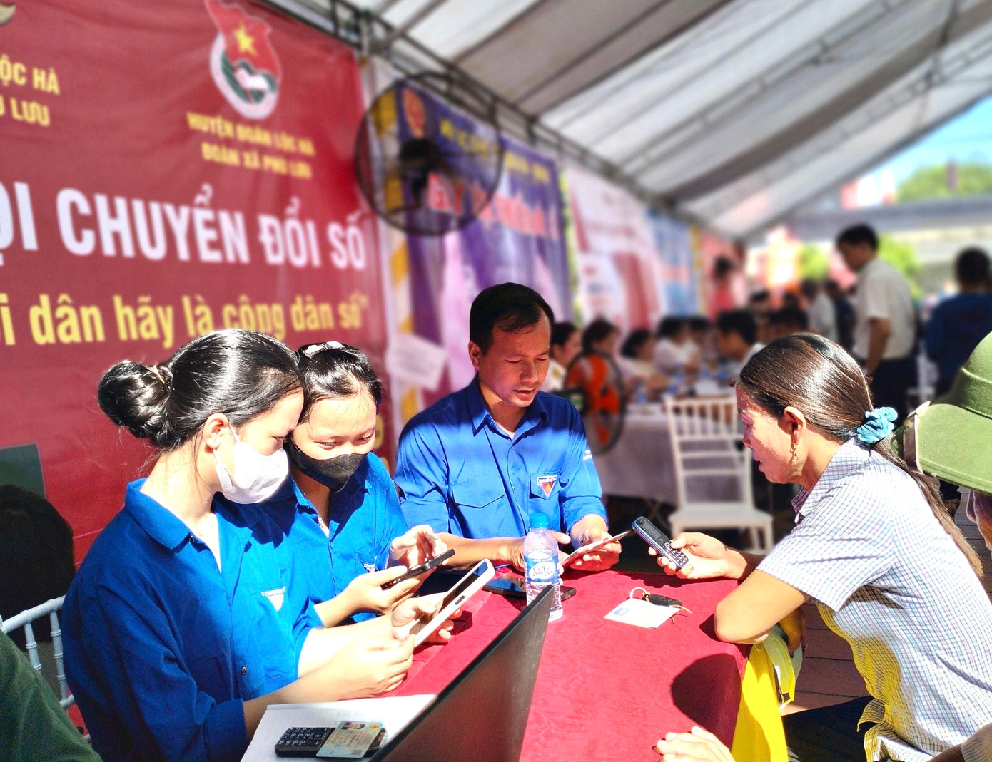 Bên cạnh đó, toàn tỉnh triển khai hơn 600 đội hình thanh niên tình nguyện hỗ trợ, hướng dẫn người dân thực hiện dịch vụ công trực tuyến tại trung tâm phục vụ hành chính công của các địa phương, bộ phận.