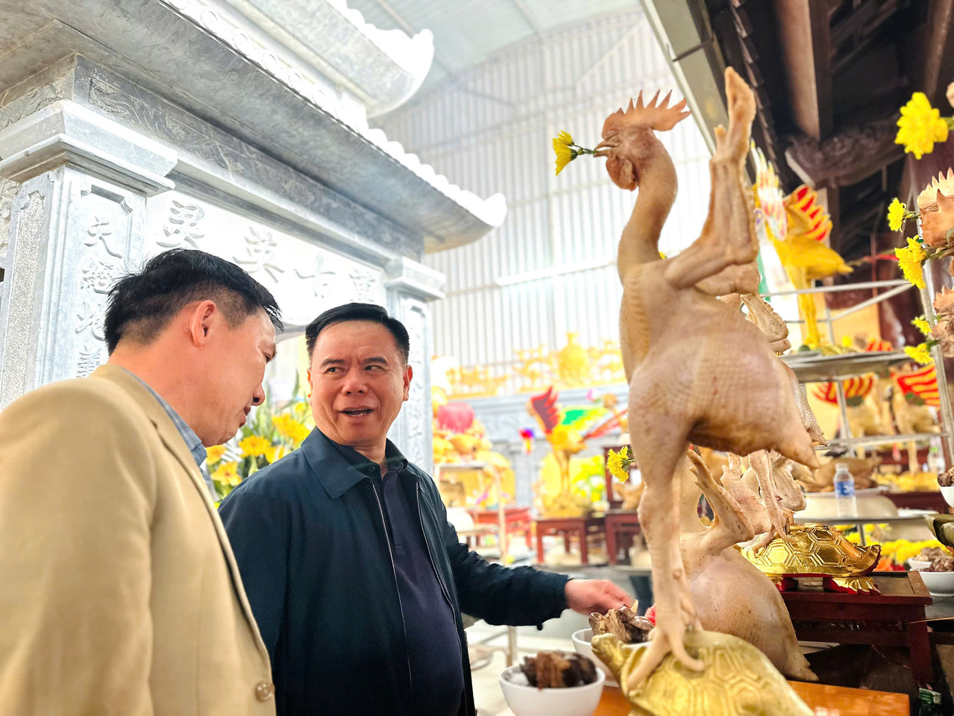 Nhiều người trầm trồ và thán phục trước sự khéo léo của người thực hiện ra được các tư thế gà "bay" đa dạng.