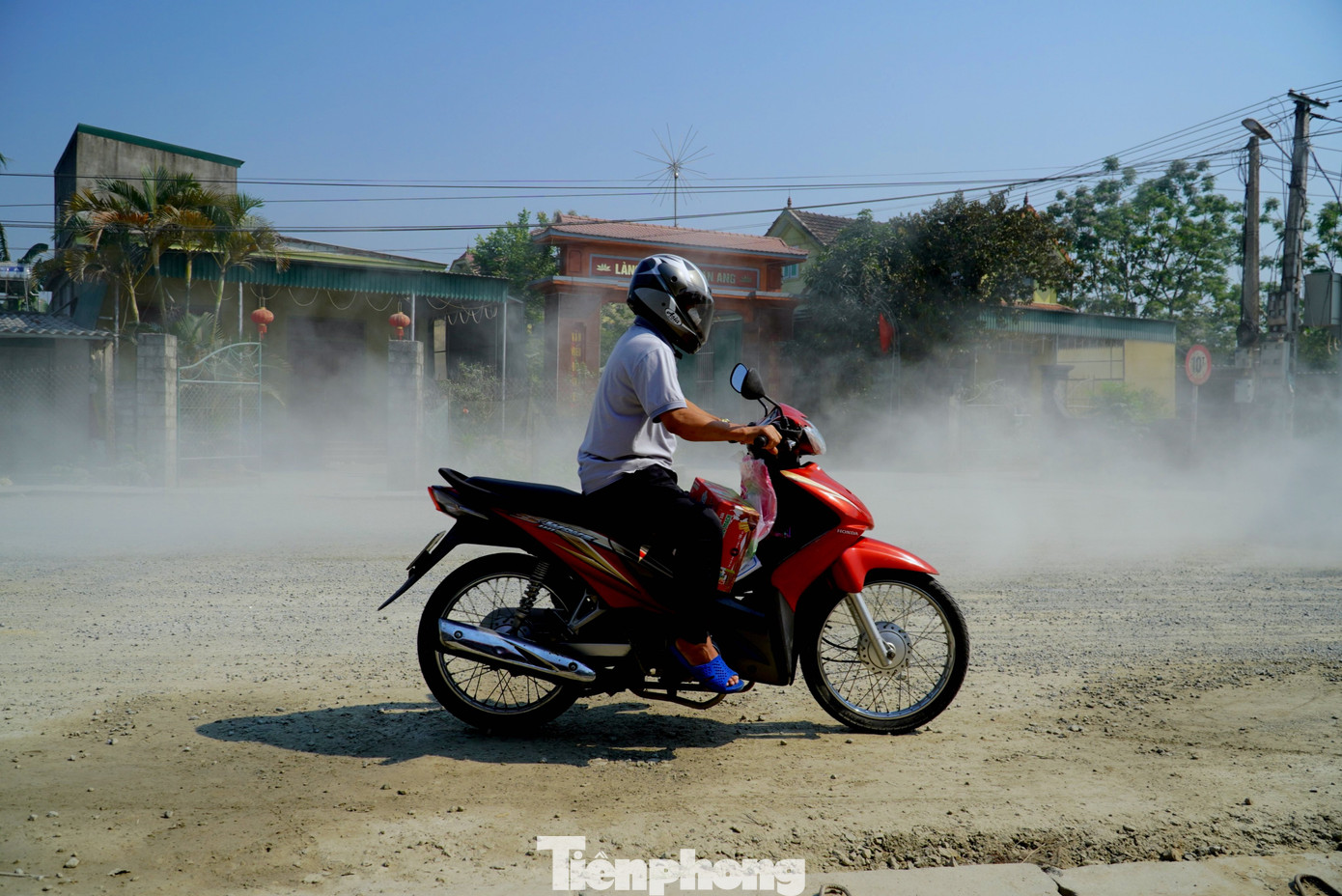 Tuy nhiên, trong thời gian qua, do quá trình thi công không được tưới nước thường xuyên dẫn đến bụi bay mù mịt ảnh hưởng đến cuộc sống của người dân. Tuy nhiên, trong thời gian qua, do quá trình thi công không được tưới nước thường xuyên dẫn đến bụi bay mù mịt ảnh hưởng đến cuộc sống của người dân.