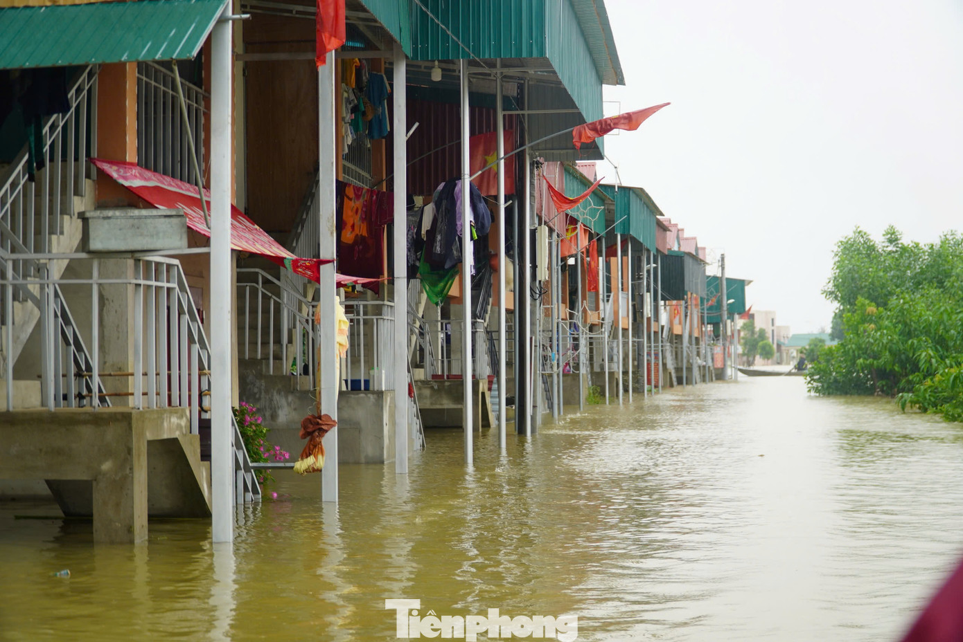 Đến thời điểm này, vùng ngập lụt thôn Tiền Phong đảm bảo 100% an toàn về người và tài sản.