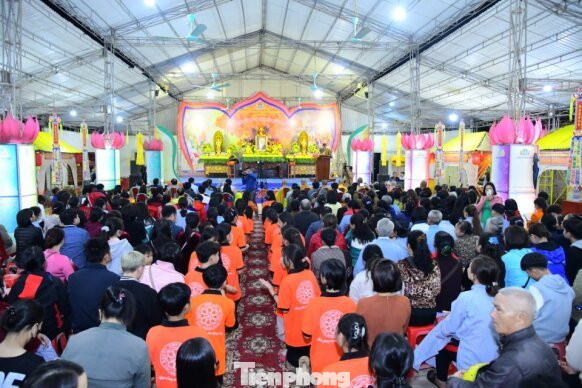 Buổi lễ có sự tham gia của hàng nghìn người dân, cùng chính quyền địa phương và các tăng ni, phật tử. Buổi lễ có sự tham gia của hàng nghìn người dân, cùng chính quyền địa phương và các tăng ni, phật tử.