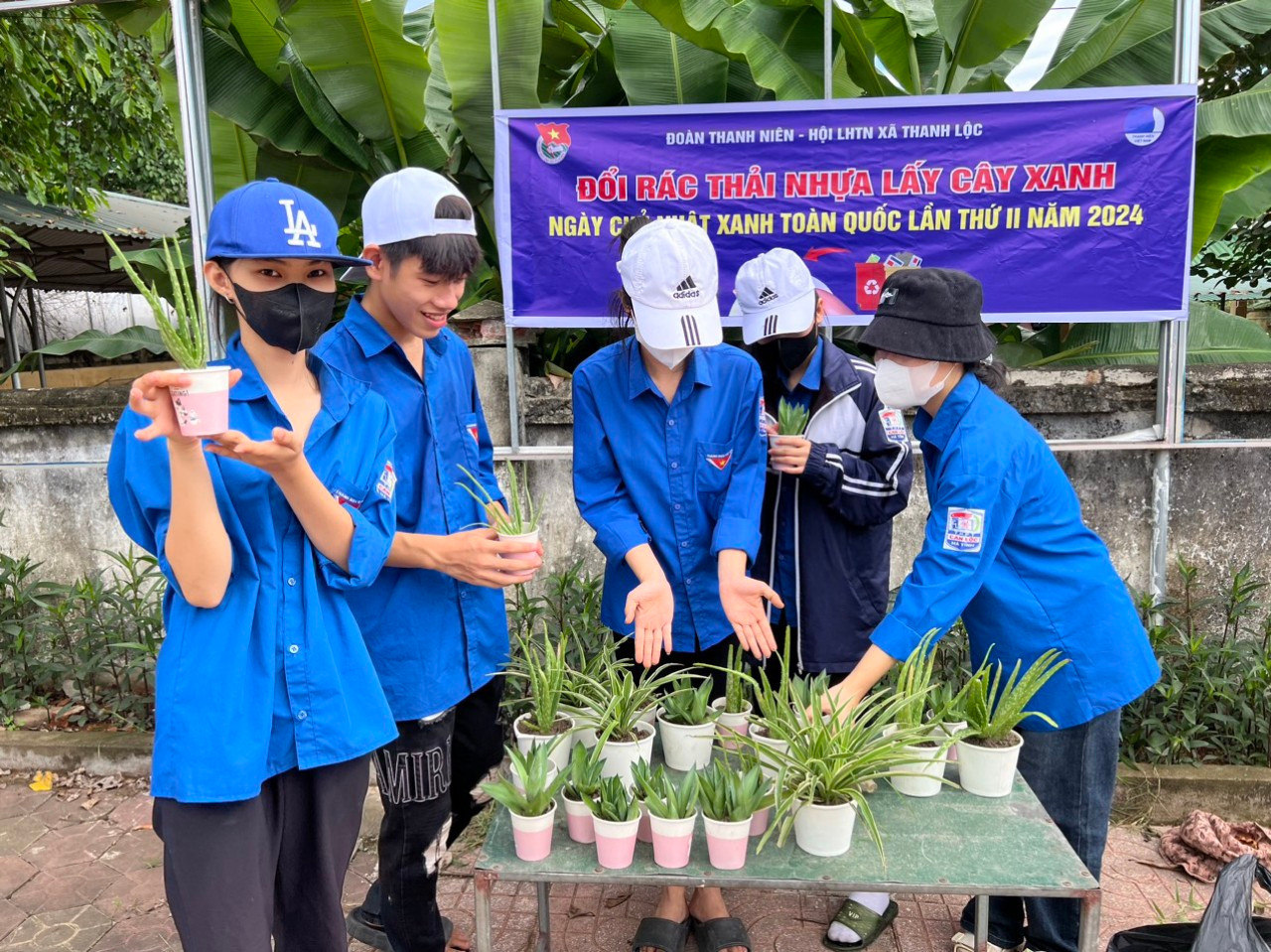 Tại huyện Can Lộc, lực lượng thanh niên tổ chức triển khai điểm &quot;Đổi rác thải nhựa lấy cây xanh&quot;, hoạt động này được nhiều người dân đến hưởng ứng nhiệt tình.
