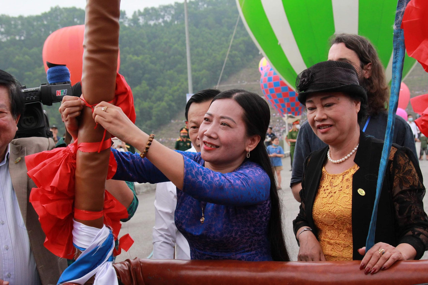 Đây là lần đầu tiên Hà Tĩnh tổ chức ngày hội khinh khí cầu. Từ sáng sớm, hàng nghìn người dân địa phương đã tập trung tại hai lối lên xuống tại hồ chứa nước Ngàn Trươi để xem trình diễn.