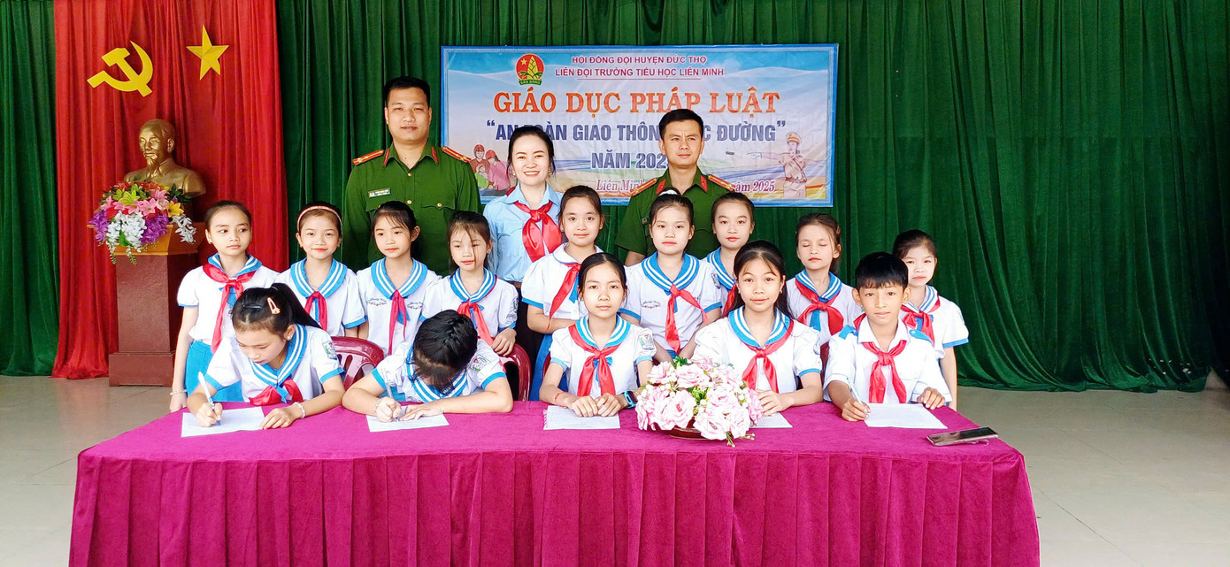 Trong vai trò là giáo viên dạy Âm nhạc, nữ giáo viên đã làm mới hoạt động Đội, đưa truyền thống, đạo đức và kỹ năng sống đến gần hơn với học sinh. Trong vai trò là giáo viên dạy Âm nhạc, nữ giáo viên đã làm mới hoạt động Đội, đưa truyền thống, đạo đức và kỹ năng sống đến gần hơn với học sinh.