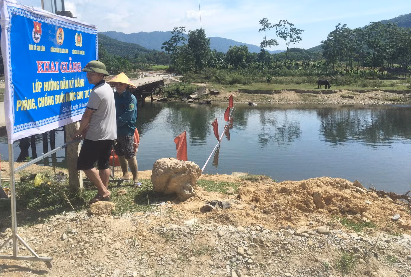 Tại xã Sơn Lĩnh (huyện Hương Sơn, tỉnh Hà Tĩnh), dòng suối xanh mát ở dưới chân cầu tràn Lâm Lĩnh trở thành nơi dạy bơi cho hàng chục trẻ em ở xã miền núi này. Hiện tại có 60 em đăng ký tại lớp học bơi. Học trò là những em nhỏ độ tuổi từ 5-13 tuổi, còn các giáo viên dạy bơi là những đoàn viên thanh niên, cán bộ công đoàn xã tham gia hỗ trợ.