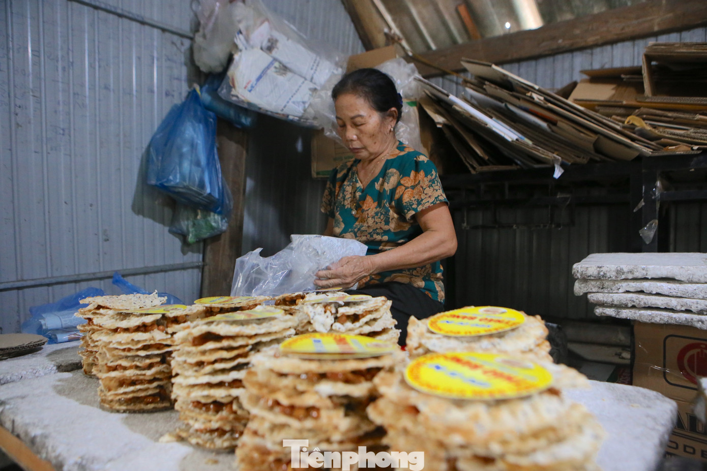Người dân sử dụng báo sấy nóng để bọc kẹo, giữ độ giòn và vị ngon của kẹo. Bánh được đóng 10 cái mỗi túi.