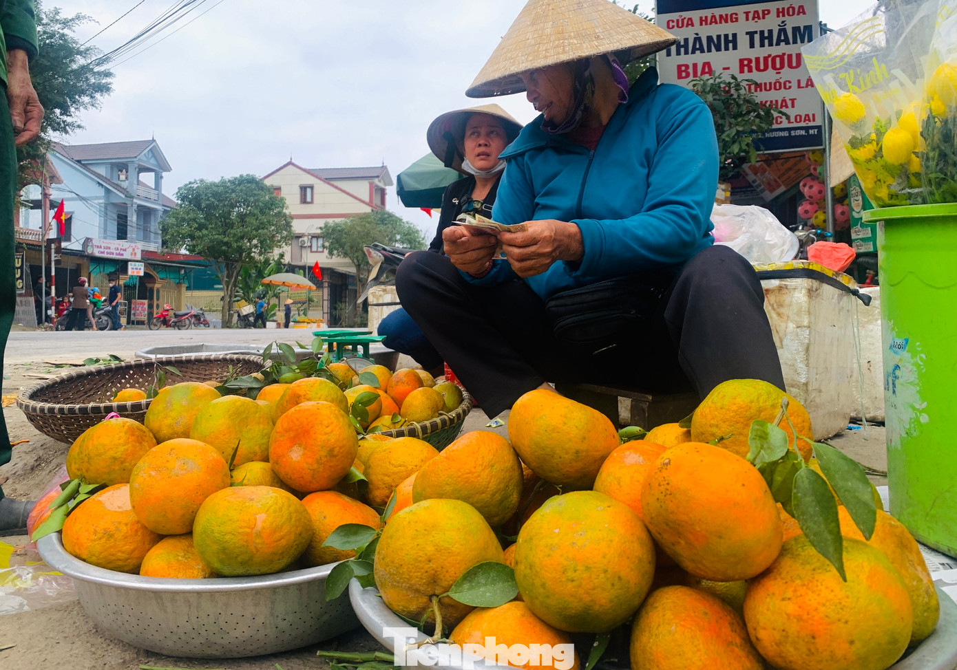 Người dân tận dụng thời điểm sau Tết để bán cam nhằm kiếm thêm thu nhập và giá cả cao hơn so với những ngày thường.