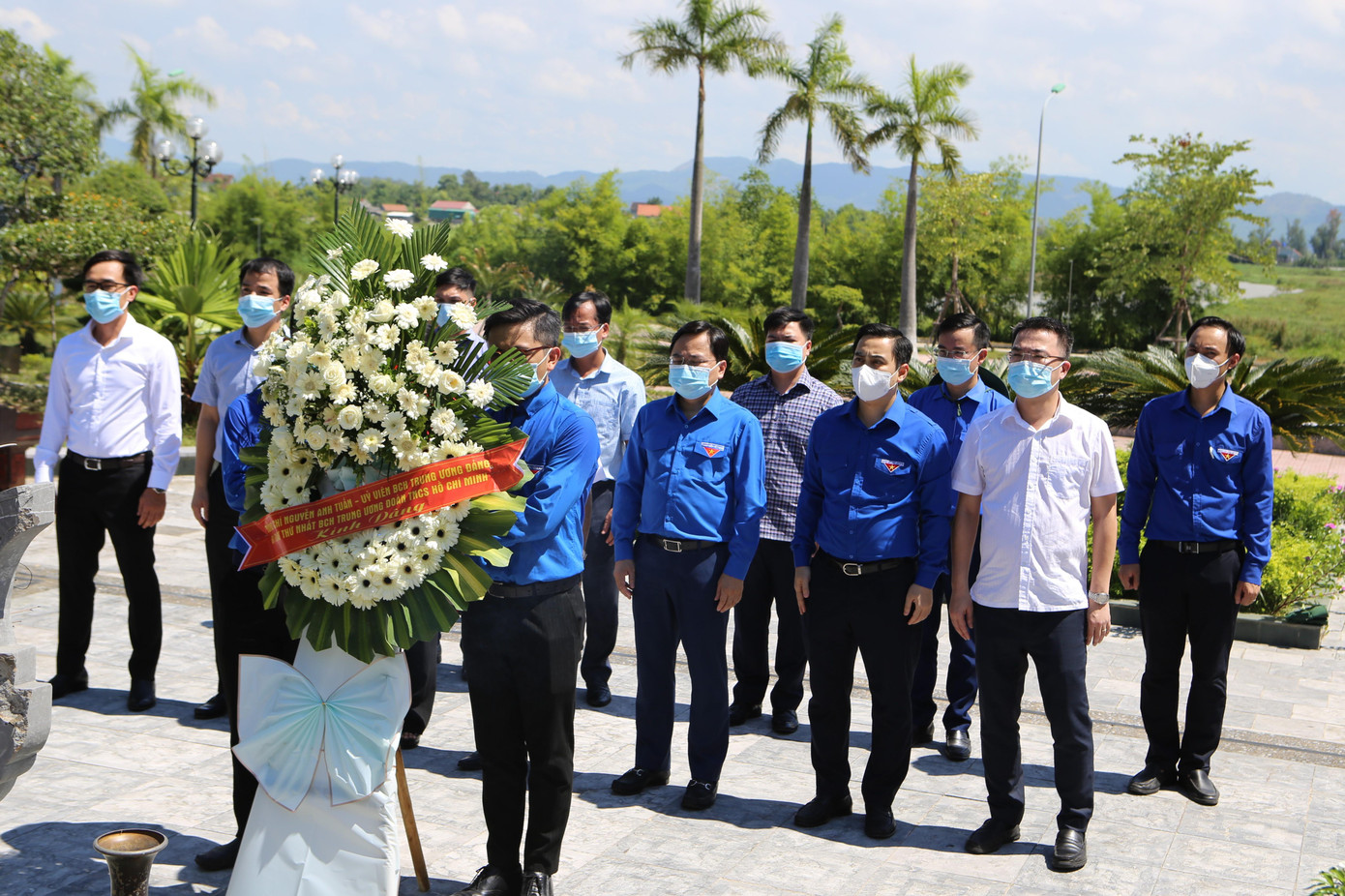 Tại phần mộ và nhà tưởng niệm Anh hùng liệt sỹ Lý Tự Trọng, Bí thư thứ nhất Ban Chấp hành Trung ương Đoàn TNCS Hồ Chí Minh cùng lãnh đạo tỉnh Hà Tĩnh, đại diện Tỉnh đoàn Hà Tĩnh cùng các thành viên trong đoàn công tác đã dâng hương, hoa tưởng nhớ người anh hùng trẻ tuổi với câu nói “Con đường của thanh niên chỉ là con đường cách mạng, không thể có con đường nào khác”.