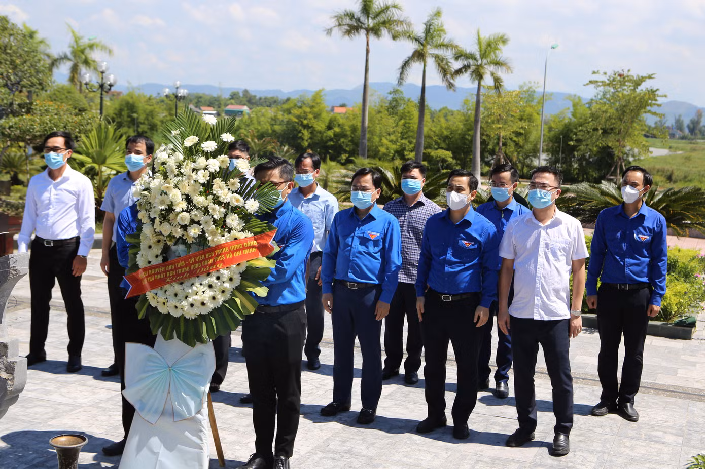 Tại phần mộ và nhà tưởng niệm Anh hùng liệt sỹ Lý Tự Trọng, Bí thư thứ nhất Ban Chấp hành Trung ương Đoàn TNCS Hồ Chí Minh cùng lãnh đạo tỉnh Hà Tĩnh, đại diện Tỉnh đoàn Hà Tĩnh cùng các thành viên trong đoàn công tác đã dâng hương, hoa tưởng nhớ người anh hùng trẻ tuổi với câu nói “Con đường của thanh niên chỉ là con đường cách mạng, không thể có con đường nào khác”.