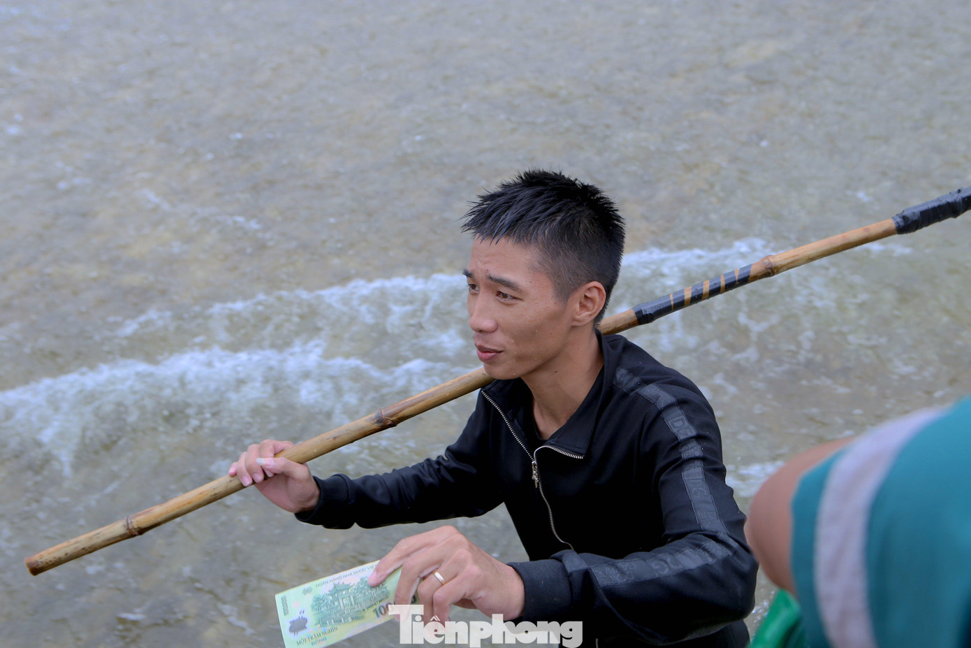 Anh Nguyễn Bình Chương (trú xã Thuần Thiện) là một trong những người vợt được nhiều cá nhất trong nhóm. Anh cho biết, đây là niềm vui trong những ngày mưa lũ, dù biết là nguy hiểm nhưng thấy cá trôi xuống nhiều quá ai cũng muốn bắt, không bắt thì tiếc. Trong ảnh anh Chương bán hai con cá sau khi bắt được với giá 100 ngàn đồng.