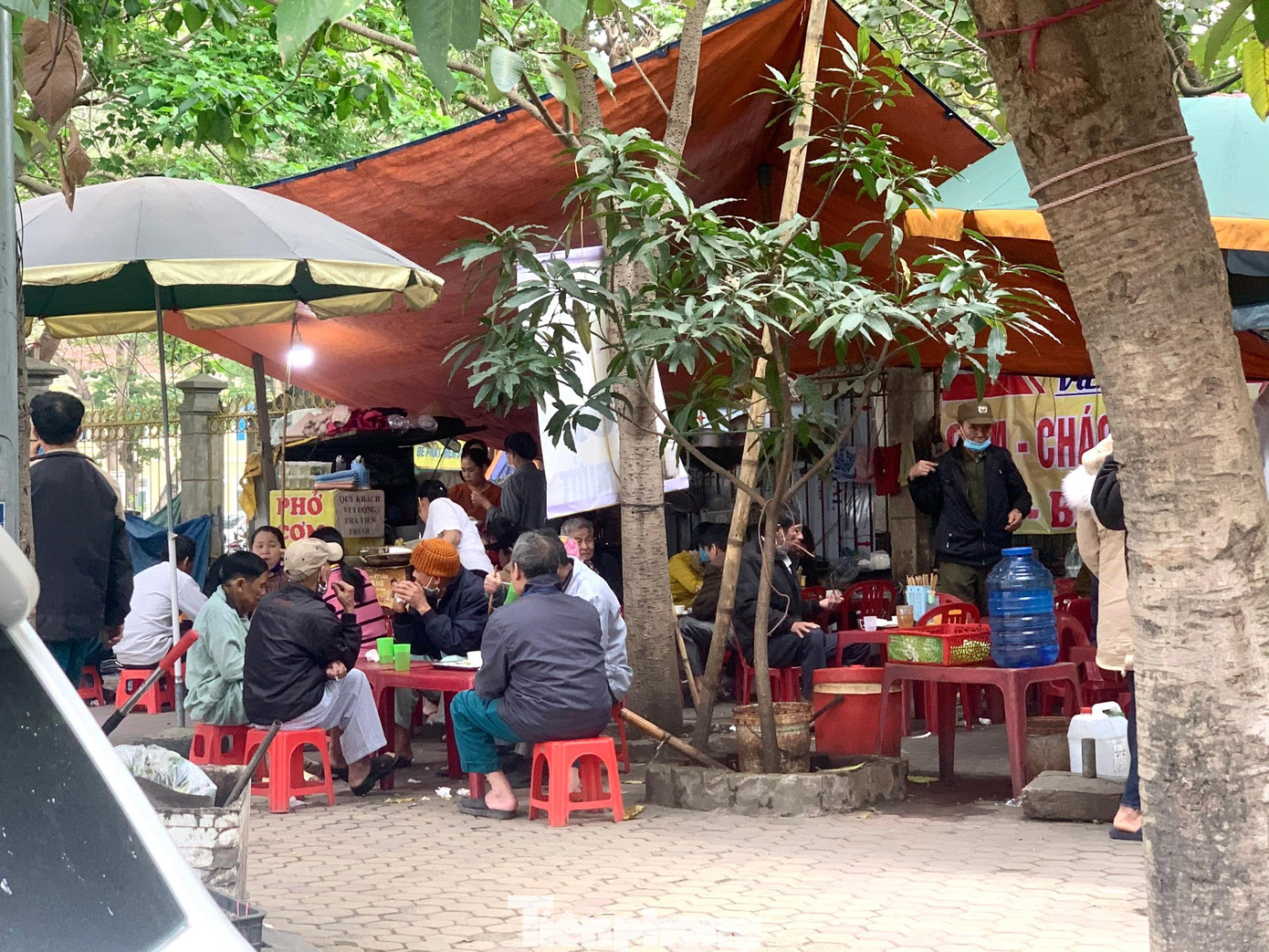 Một nhóm người ngồi nói chuyện trên vỉa hè bất chấp dịch bệnh. Một nhóm người ngồi nói chuyện trên vỉa hè bất chấp dịch bệnh.