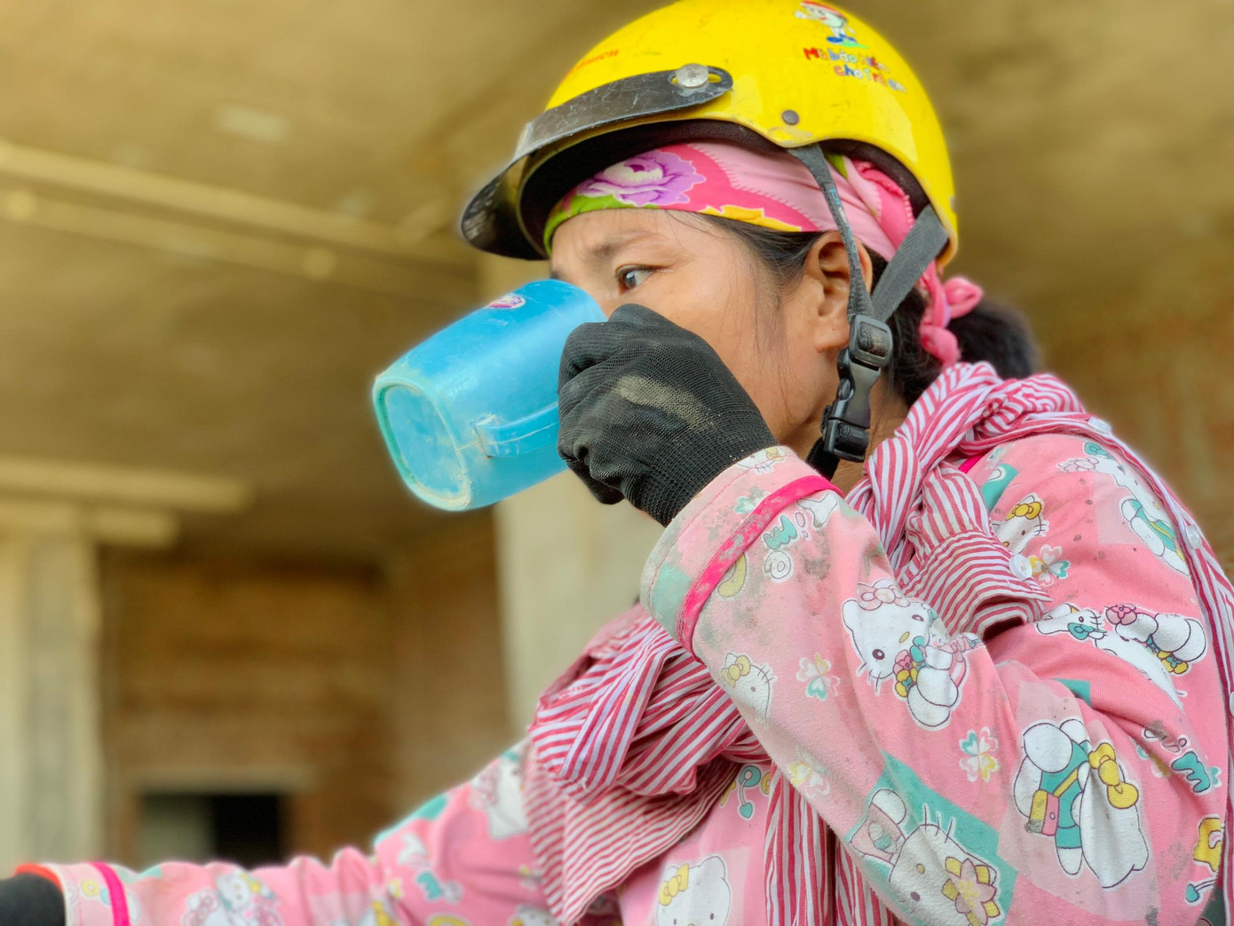 Chị phụ hồ ướt đẫm mồ hôi khi vừa trộn hồ giữa nắng xong. Chị cho biết, sáng làm từ 7h đến 11h30 chiều làm từ 2h đến 5h30 mới nghỉ.