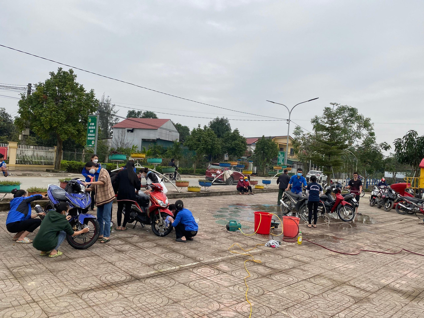 Các tình nguyện viên mỗi người một việc, ai cũng mong muốn góp sức để chia sẻ với những hoàn cảnh khó khăn khi tết Nguyên đán 2022 cận kề.