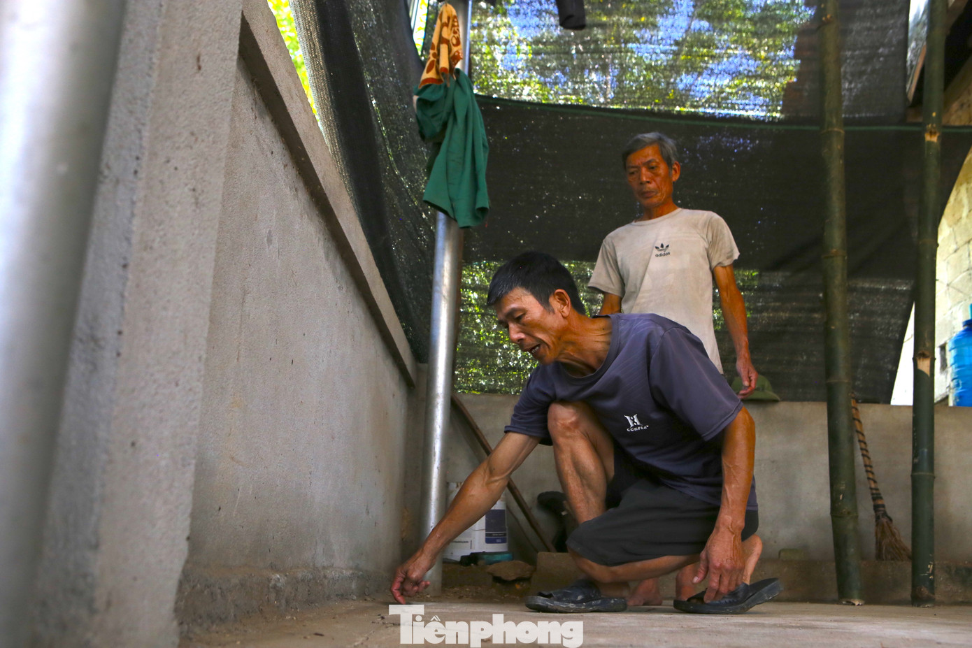 Trong sân nhà ông Lâm xuất hiện nhiều vết nứt dài từ nhà ra phần bờ sông, để tránh nhà bị ảnh hưởng, người dân và chính quyền cũng đã đến để cắt tre làm trụ chống đỡ để tránh sập mái tôn trong nhà.