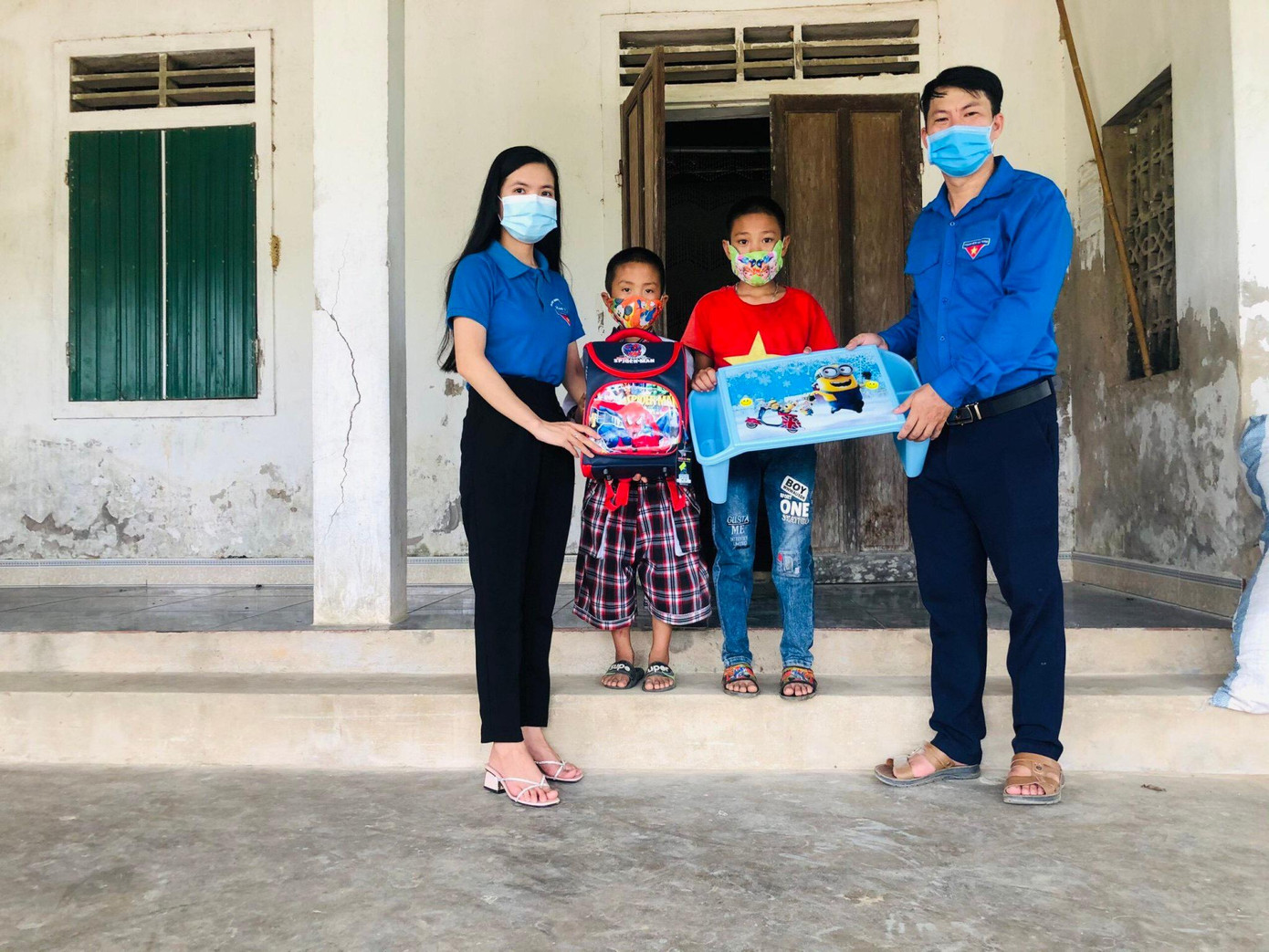 Huyện đoàn Lộc Hà trao tận tay những quyển vở, bàn học tại nhà cho các em nhỏ nhà nghèo trong dịp đầu năm. Đây như niềm cổ vũ, động viên tinh thần cho các em vào thời điểm khó khăn giữa mùa dịch. Huyện đoàn Lộc Hà trao tận tay những quyển vở, bàn học tại nhà cho các em nhỏ nhà nghèo trong dịp đầu năm. Đây như niềm cổ vũ, động viên tinh thần cho các em vào thời điểm khó khăn giữa mùa dịch.