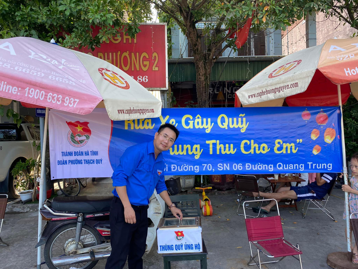 Sau khi rửa xe, nhóm tình nguyện sẽ không thu tiền trực tiếp mà người dân mang xe đến rửa sẽ tùy tâm bỏ tiền vào thùng ủng hộ. Số tiền này sẽ được dành cho những trẻ em nghèo trong dịp Tết Trung thu. Sau khi rửa xe, nhóm tình nguyện sẽ không thu tiền trực tiếp mà người dân mang xe đến rửa sẽ tùy tâm bỏ tiền vào thùng ủng hộ. Số tiền này sẽ được dành cho những trẻ em nghèo trong dịp Tết Trung thu.